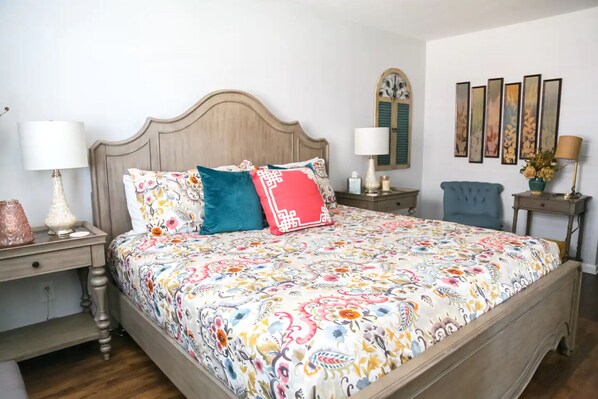 2 habitaciones, escritorio y tabla de planchar con plancha 