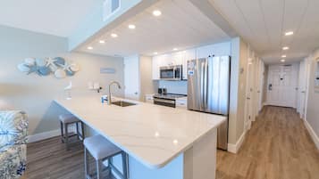 Een koelkast/vriezer, een magnetron, een oven, een kookplaat