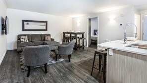 Apartment | Wohnbereich | 40-Zoll-Flachbildfernseher mit Kabelempfang, Fernseher