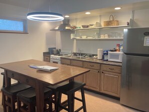 Fridge, microwave, oven, stovetop - Modern 1 BR House w/comfy bed, minutes from airport/ferry - self check in  (Juneau)