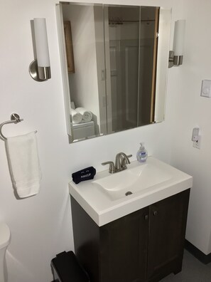 Shower, hair dryer, towels, soap - Modern 1 BR House w/comfy bed, minutes from airport/ferry - self check in  (Juneau)