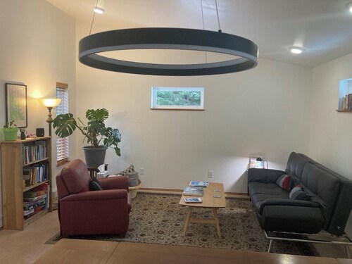 Modern 1 BR House w/comfy bed, minutes from airport/ferry - self check in 