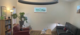 Modern 1 BR House w/comfy bed, minutes from airport/ferry - self check in