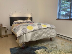 2 bedrooms, free WiFi, bed sheets - Modern 1 BR House w/comfy bed, minutes from airport/ferry - self check in  (Juneau)