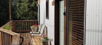 Modern 1 BR House w/comfy bed, minutes from airport/ferry - self check in 