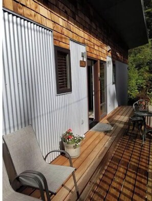 Outdoor dining - Modern 1 BR House w/comfy bed, minutes from airport/ferry - self check in  (Juneau)