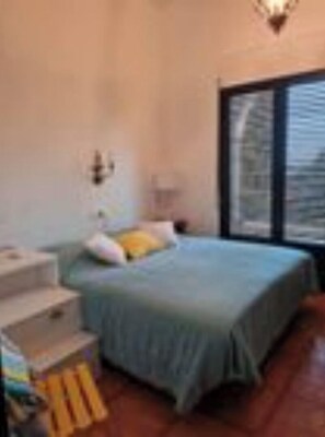 5 bedrooms, in-room safe, iron/ironing board