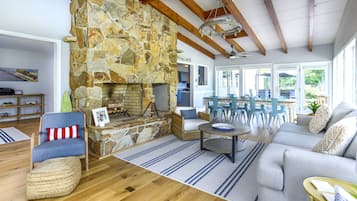 Smart TV, futbolito, tenis de mesa y libros