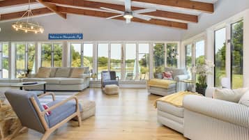 Smart TV, futbolito, tenis de mesa y libros