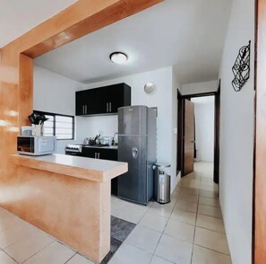 Kühlschrank, Mikrowelle, Ofen, Mixer