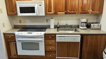 冰箱、微波炉、烤箱、炉灶