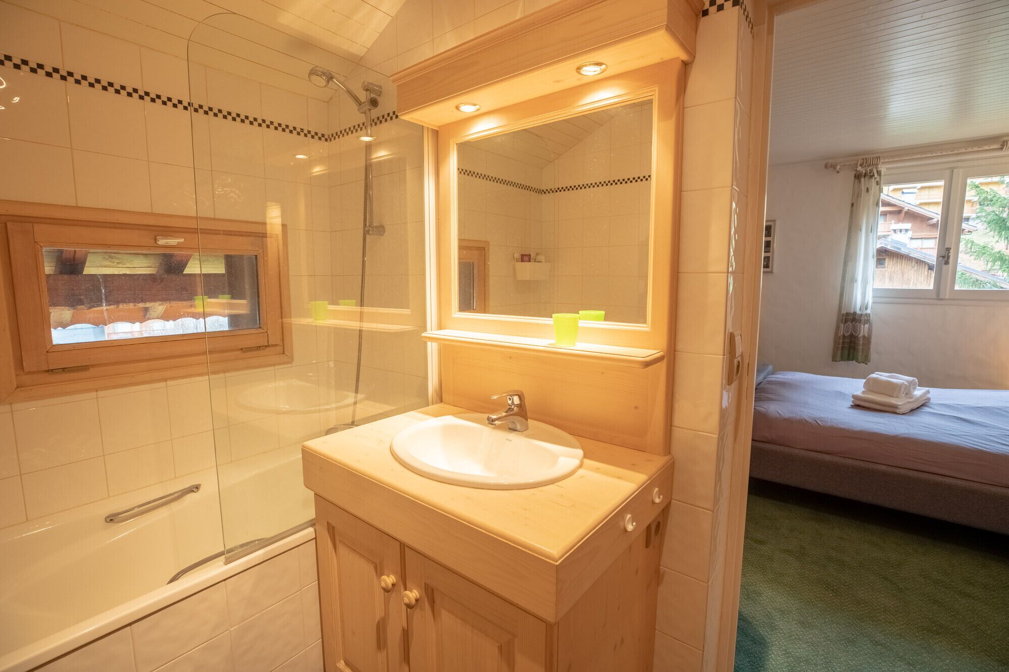 Dusj, hårføner og håndklær