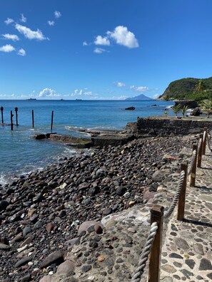 On the beach, black sand - Barrel House St. Eustatius (Oranjestad)