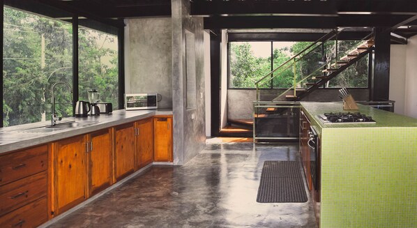 Parrilla de estufa, tostadora, licuadora y batidora 