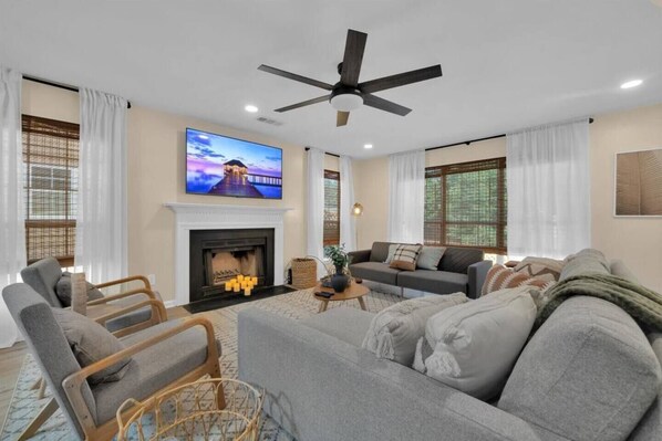 TV connectée, baby-foot, table de tennis de table, livres