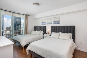 1 Schlafzimmer, Schreibtisch, Bügeleisen/Bügelbrett, Reisekinderbett