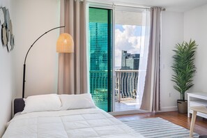 1 slaapkamer, een bureau, een strijkplank/strijkijzer, reisbedje