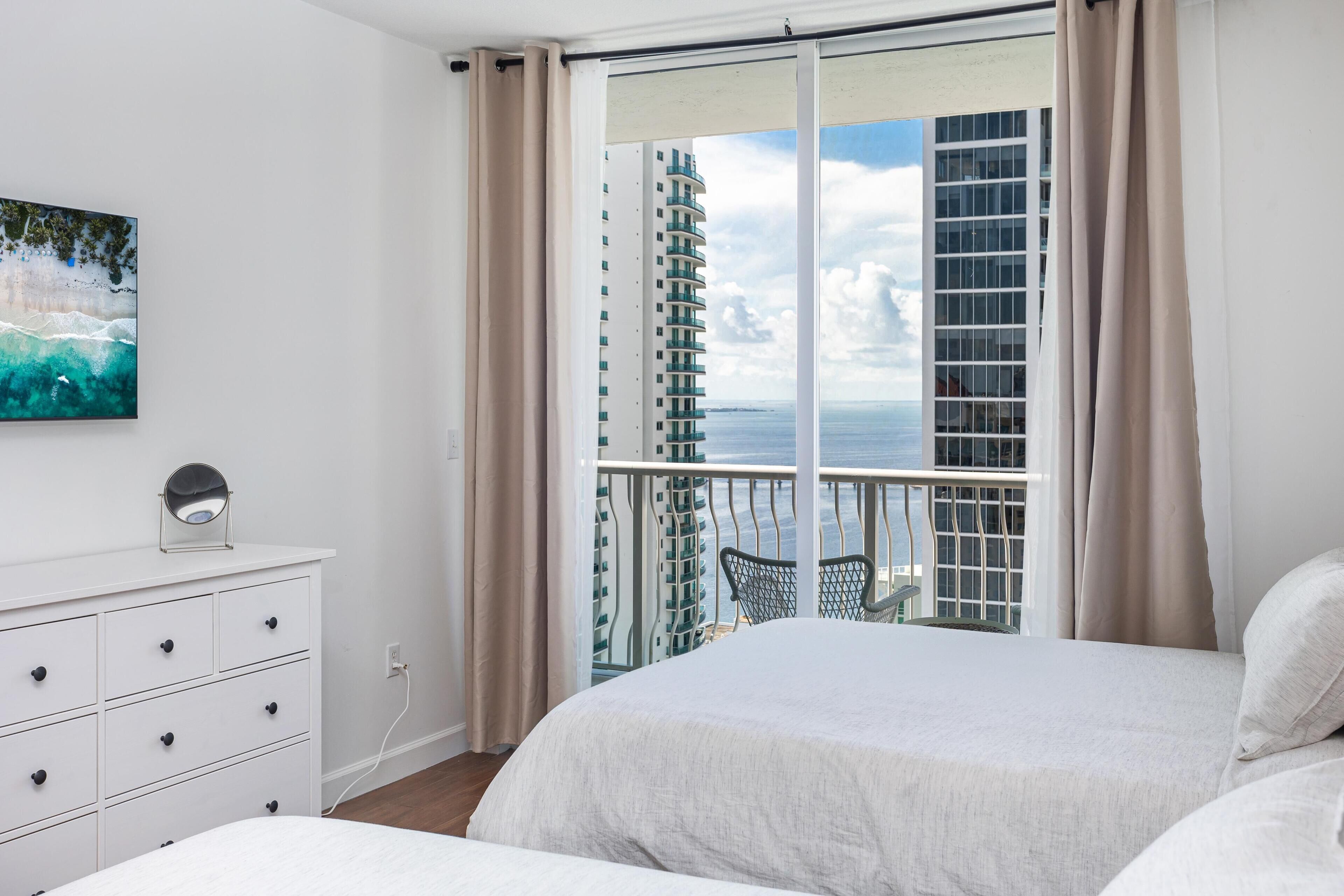 1 間睡房、書桌、熨斗/熨衫板、可攜式嬰兒床