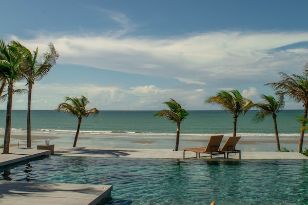 Piscina a l'aire lliure (horari: 09:00-20:00) i gandules