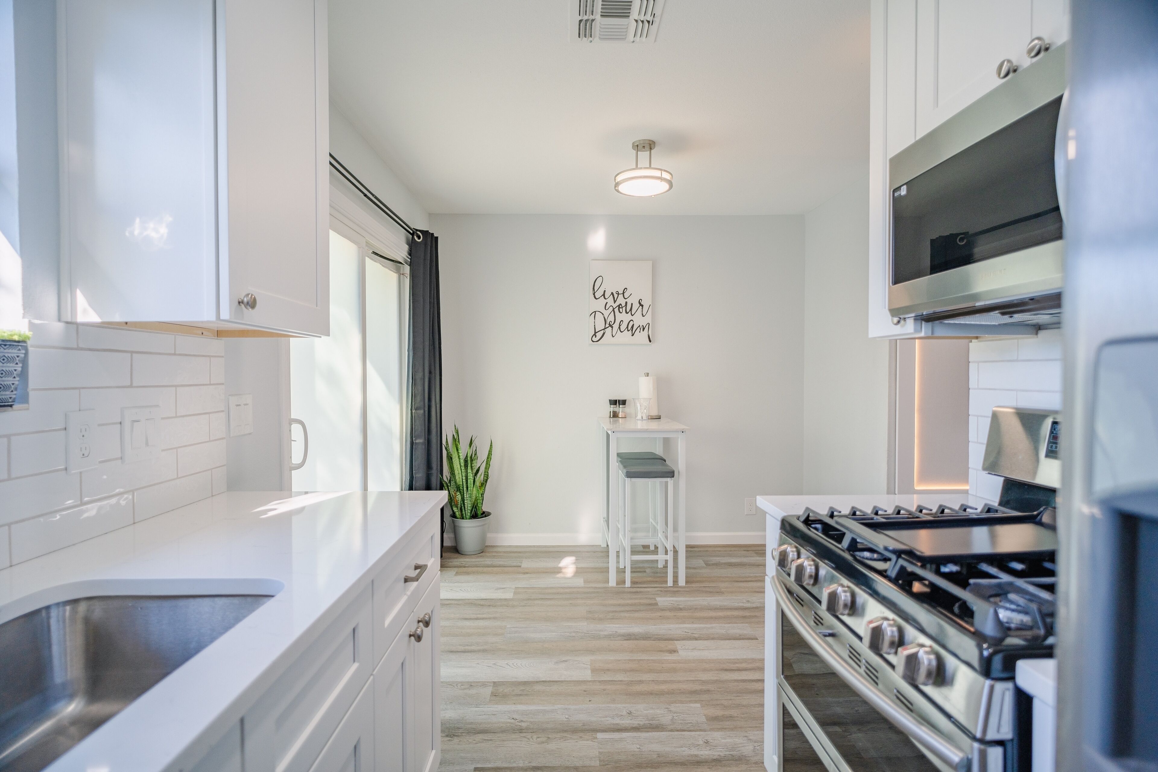 Jääkaappi, mikroaaltouuni, uuni, liesi