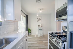 Fridge, microwave, oven, stovetop - Austin - Tech Ridge Home (Pflugerville)