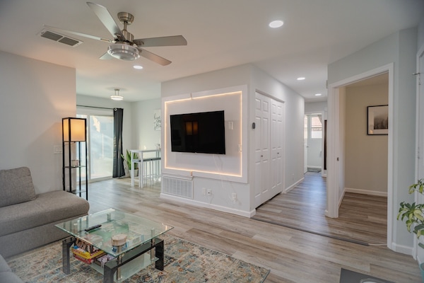 Smart TV, chimenea, monitor de computadora, impresora