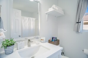 وحدات دش مع أحواض استحمام، مناشف، ورق حمّام