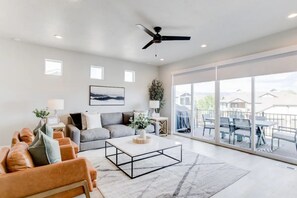 Smart TV, chimenea, videojuegos y estéreo 