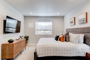 5 bedrooms, desk, iron/ironing board, travel cot - Brand New GEORGEOUS single family home, just steps away from the Midway Crater (Midway)