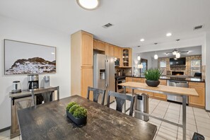 Jääkaappi, mikroaaltouuni, uuni, liesi