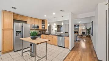 Jääkaappi, mikroaaltouuni, uuni, liesi