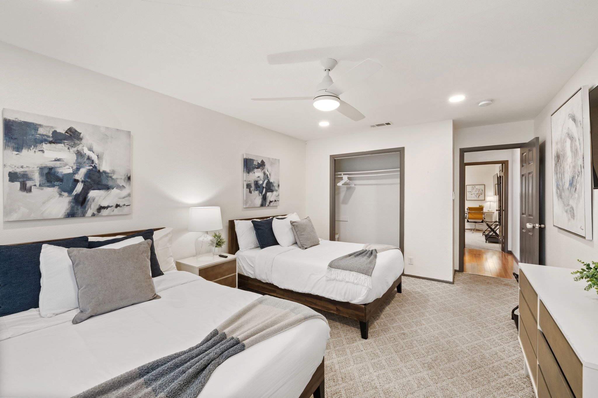 3 makuuhuonetta, työpöytä, silitysrauta/-lauta, vauvan matkasänky