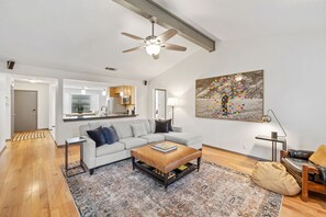 Smart TV, fireplace, table tennis - Pool & Hot Tub / Gameroom / North Austin / Domain (Austin)