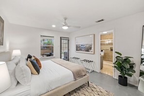 3 habitaciones, escritorio y tabla de planchar con plancha 