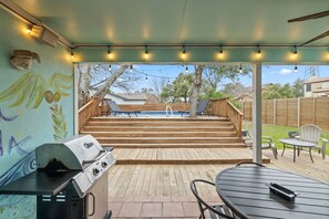 Outdoor dining - Pool & Hot Tub / Gameroom / North Austin / Domain (Austin)