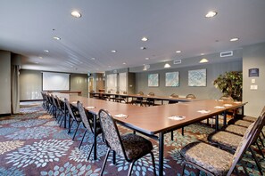Meeting facility - King Suite | Free Breakfast. Pool and Hot Tub (Middleton)