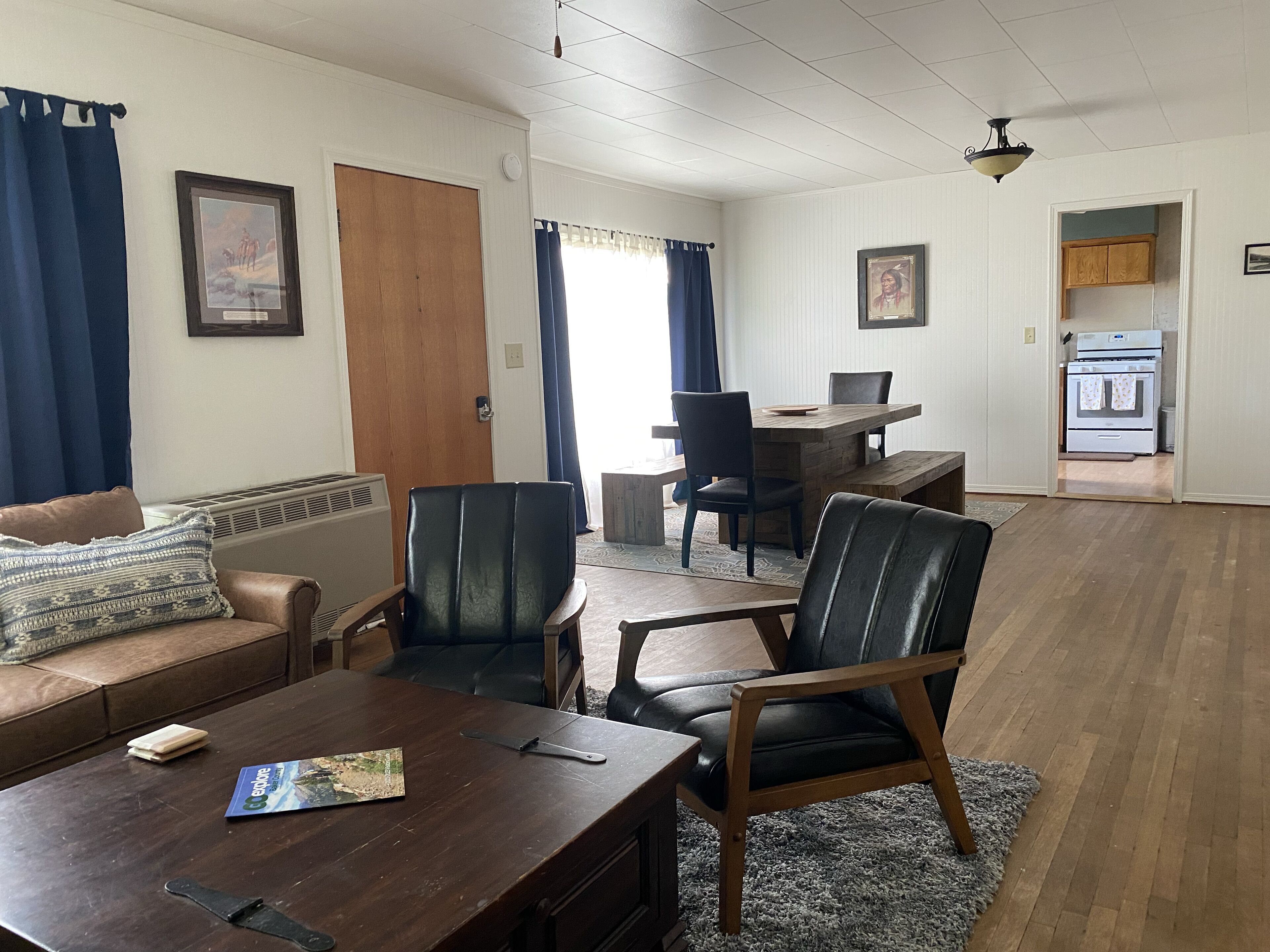 Smart-tv, een dvd-speler, boeken en een filmbibliotheek