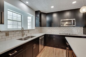 冷蔵庫、電子レンジ、オーブン、コンロ