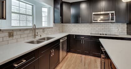 Blue Manor Luxury Home *15 min. from Airport*