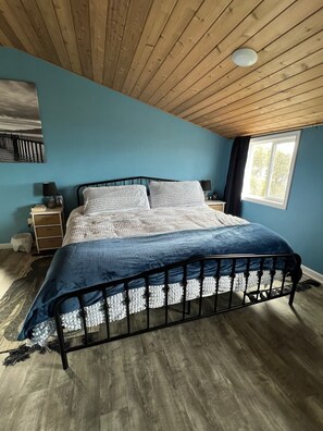 5 bedrooms, desk, travel crib, free WiFi