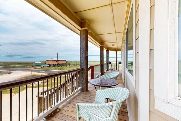 Terrace/patio - WINTER TEXANS: WATER VIEWS! Cheerful, Bright & Serene welcome FEEL GOOD SPACE (Rockport)