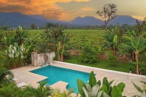 Piscina privada con vista al Volcan Arenal