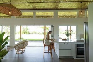 Kühlschrank, Ofen, Herdplatte, Wasserkocher mit Kaffee-/Teezubehör