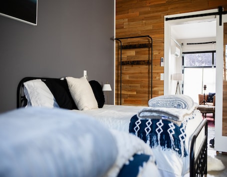1 bedroom, desk, travel cot, free WiFi. Cozy Suburban Suite w/ kitchenette, centrally located to several attractions!