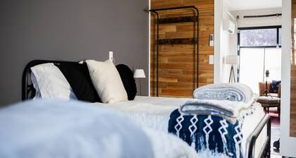 Cozy Suburban Suite w/ kitchenette, centrally located to several attractions!