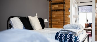 Cozy Suburban Suite w/ kitchenette, centrally located to several attractions!