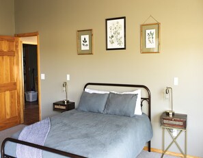 3 habitaciones, escritorio y tabla de planchar con plancha 