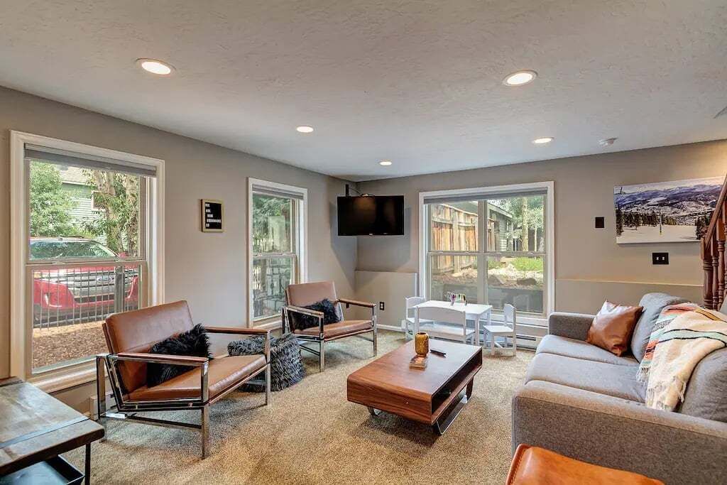 Een televisie en een open haard