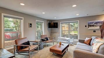 Een televisie en een open haard