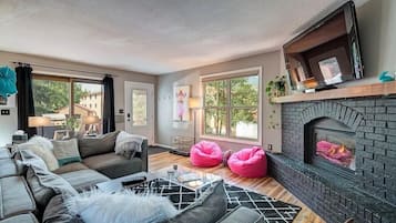 Een televisie en een open haard